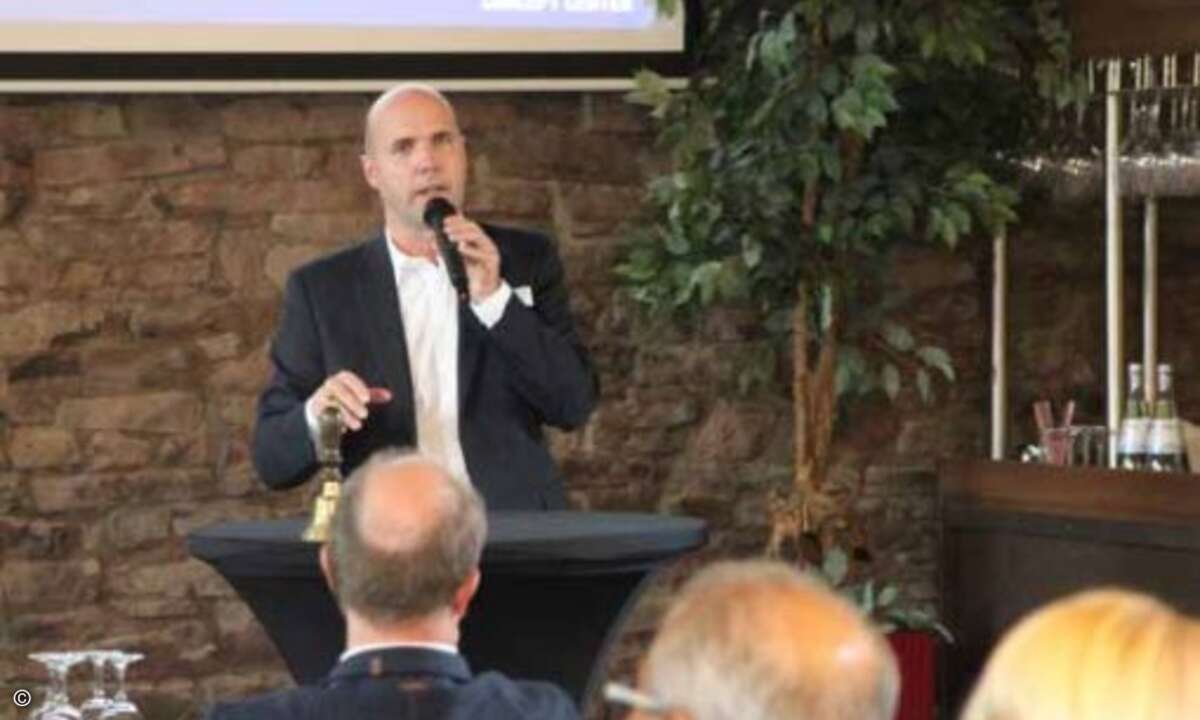 aetka-Chef Uwe Bauer betonte in seiner Rede die Pflicht, Kunden online zu adressieren (Foto: aetka)