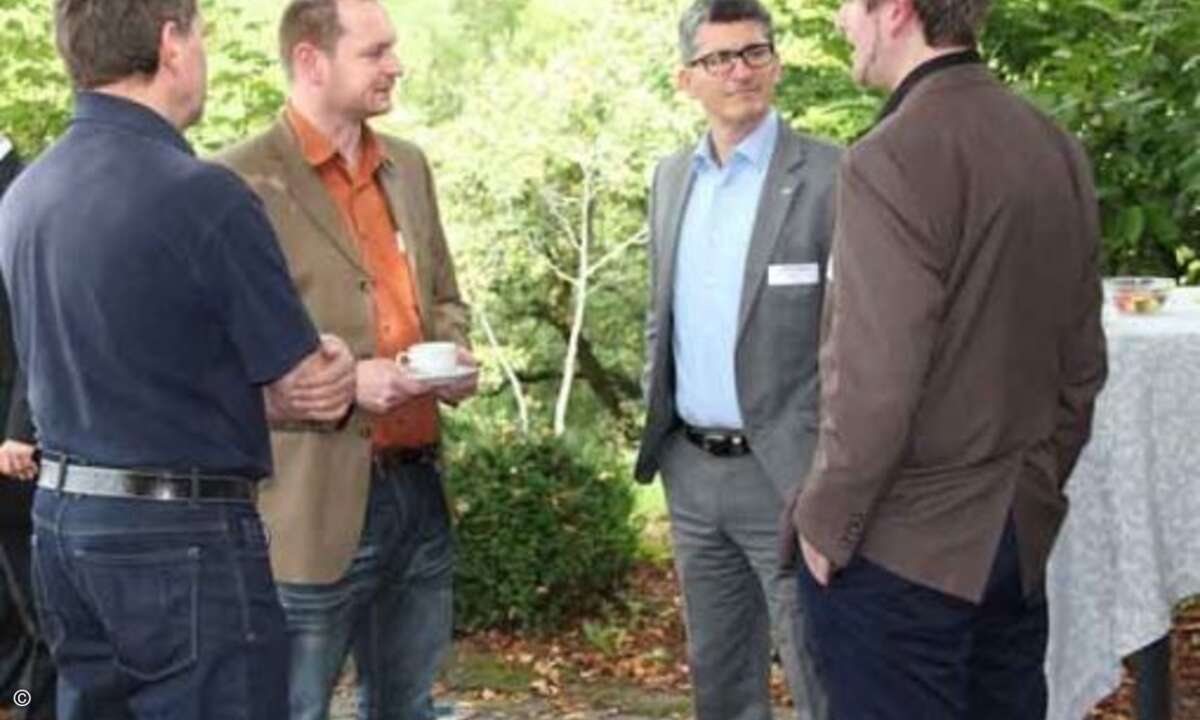 aetka-Außendienst Roland Jünger im Gespräch mit Fachhändlern (Foto: aetka)