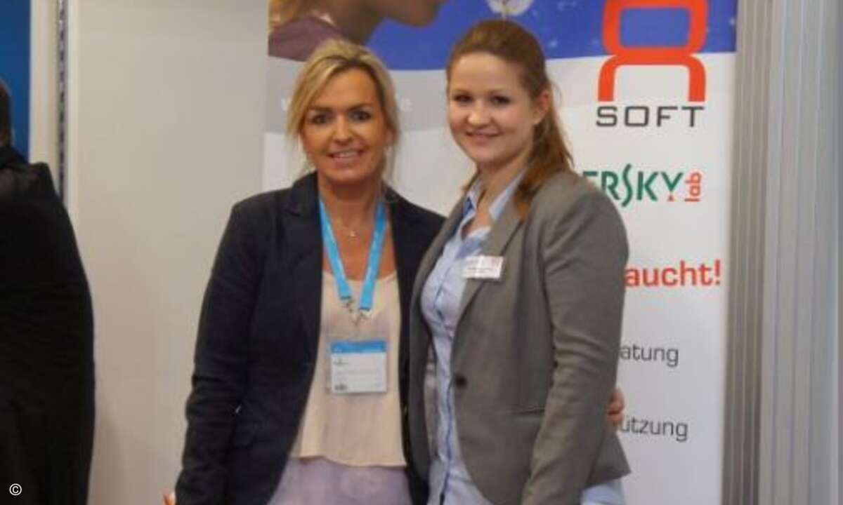 Carolin Schlüter (links) mit Ann-Kathrin Jacobs von 8Soft. (Foto: CRN)