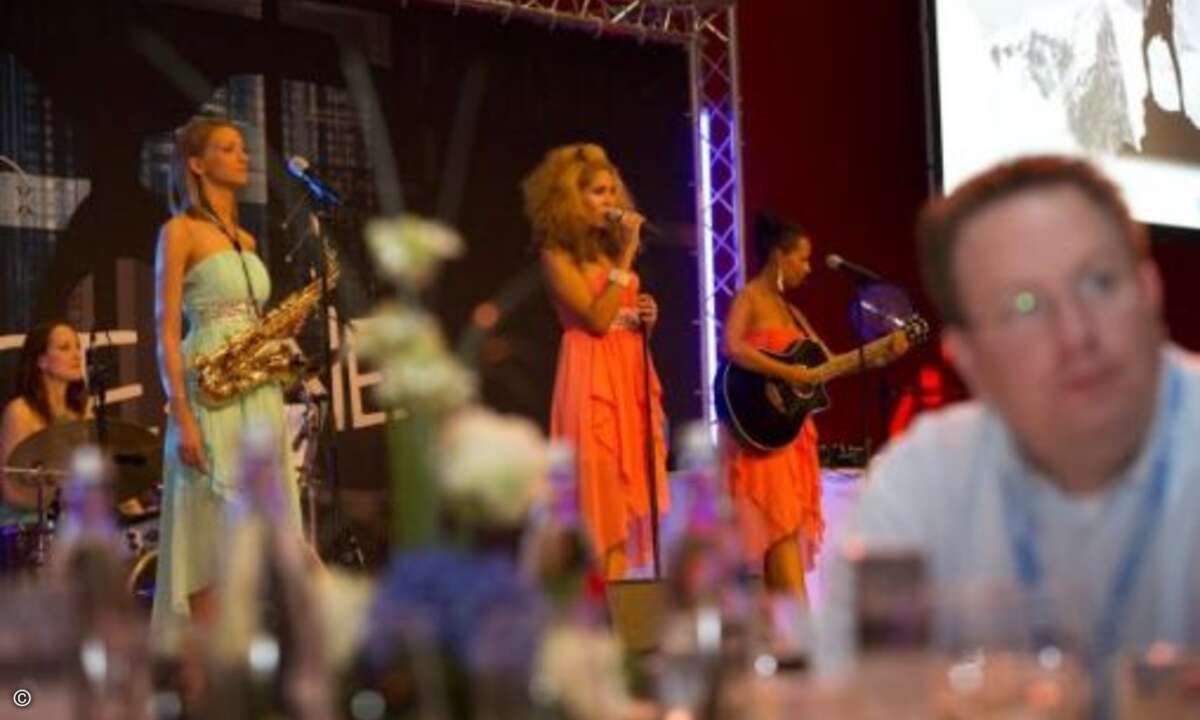 Geballte Frauen-Power sowohl in der Band »Ladies LIVE« als auch …