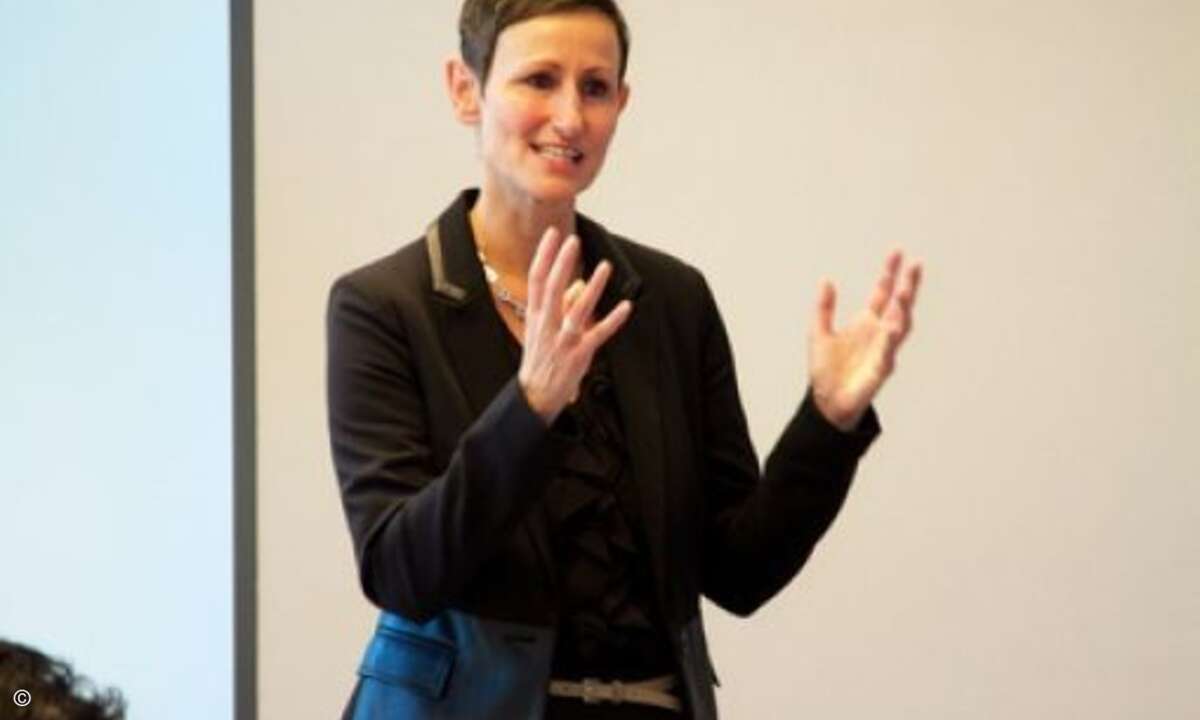 Karin Hernik, Channel Manager bei Schneider Electric, begrüßt die Teilnehmer. (Foto: Michael Scaccia Photography)