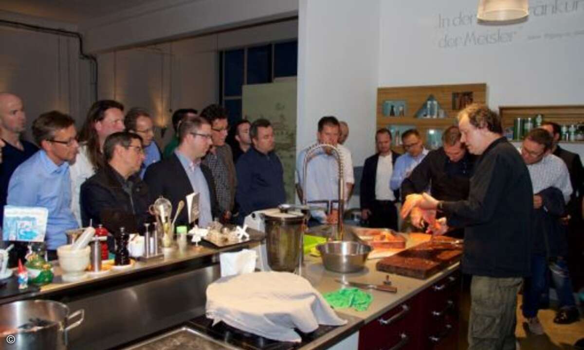 Für das Abendessen packten alle gemeinsam an. (Foto: Michael Scaccia Photography)