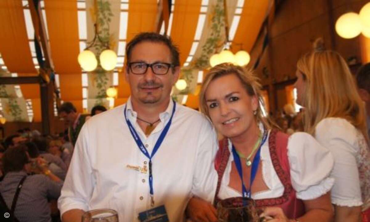 Die erste Maß schmeckt am besten: Stephan M. Peters (NEC) und Carolin Schlüter (CRN) (Foto: CRN)