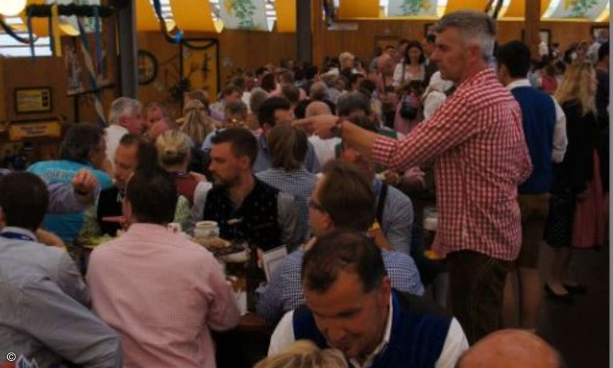 Zehn Tische waren für die NEC-Wiesn-Gäste reserviert (Foto: CRN)