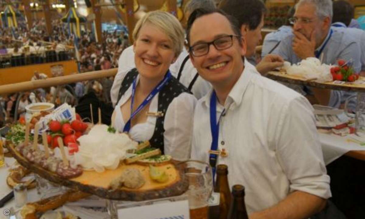 Bei Breze, Bier und bester Laune: Bettina Greiffer und Johannes Liebl (beide Lewis PR) (Foto: CRN)