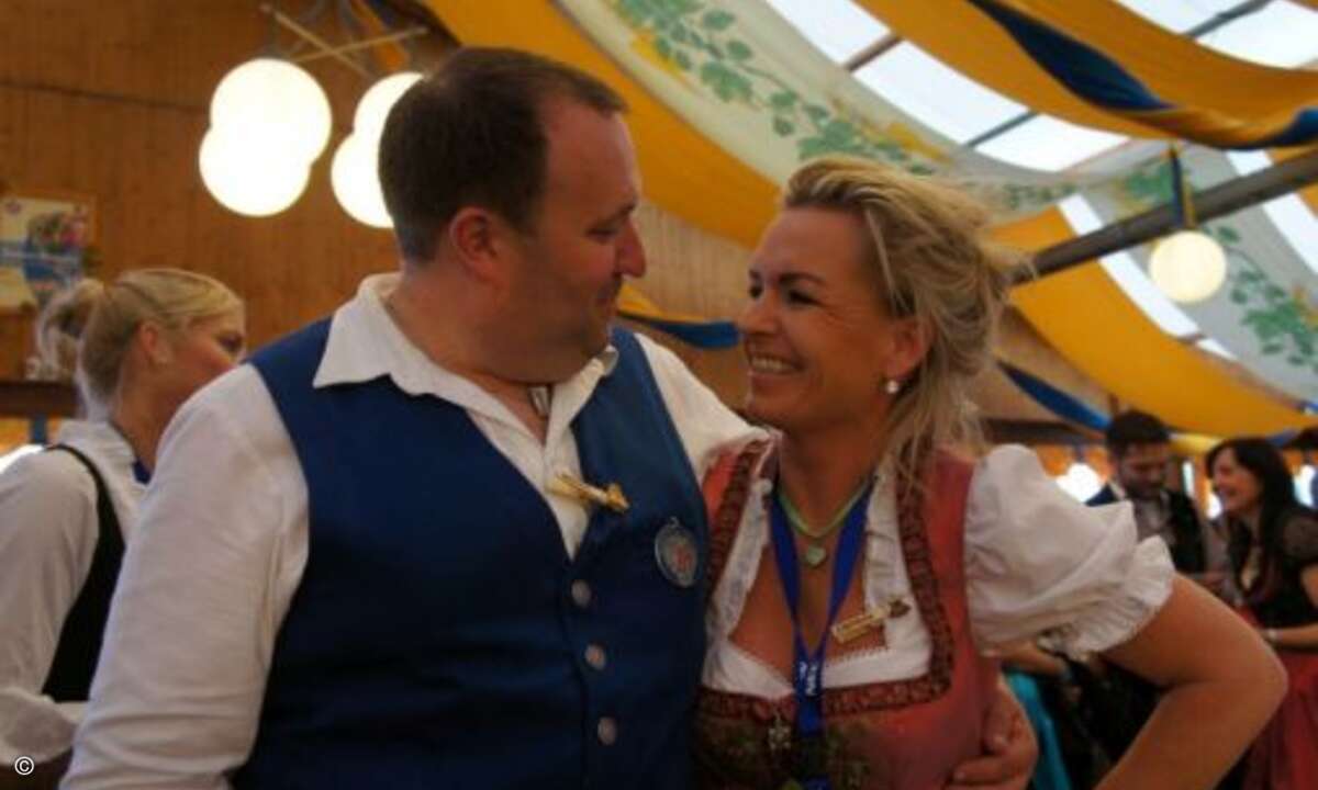 Wiesn-Kellner Michi hat Carolin Schlüter (CRN) fest im Griff (Foto: CRN)
