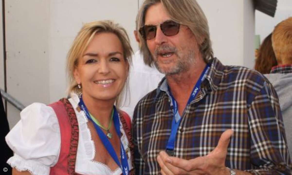 Carolin Schlüter (CRN) mit Walter Jünkering (Ben Hur GmbH) vorm Wiesn Zelt (Foto: CRN)