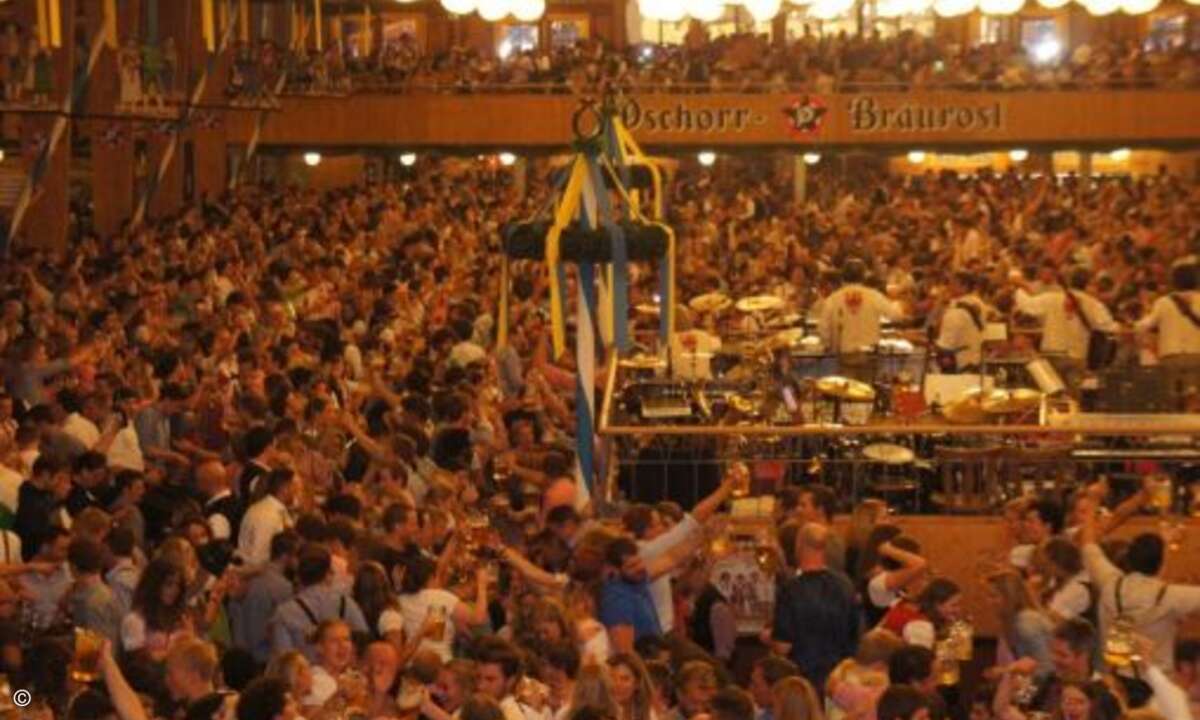 auf die ausgelassene Stimmung im Festzelt. (Foto: CRN)
