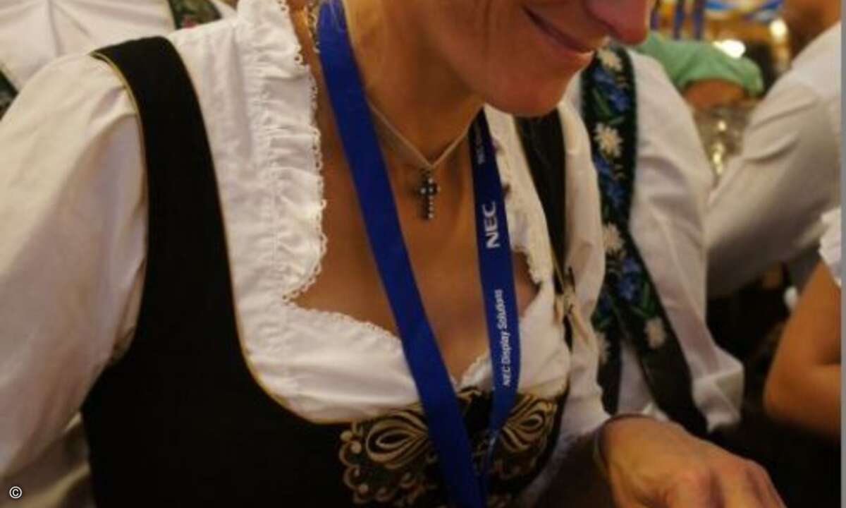 Leckere Ente mit Knödel: Sandra Hanel (CRN) lässt sichs schmecken (Foto: CRN)