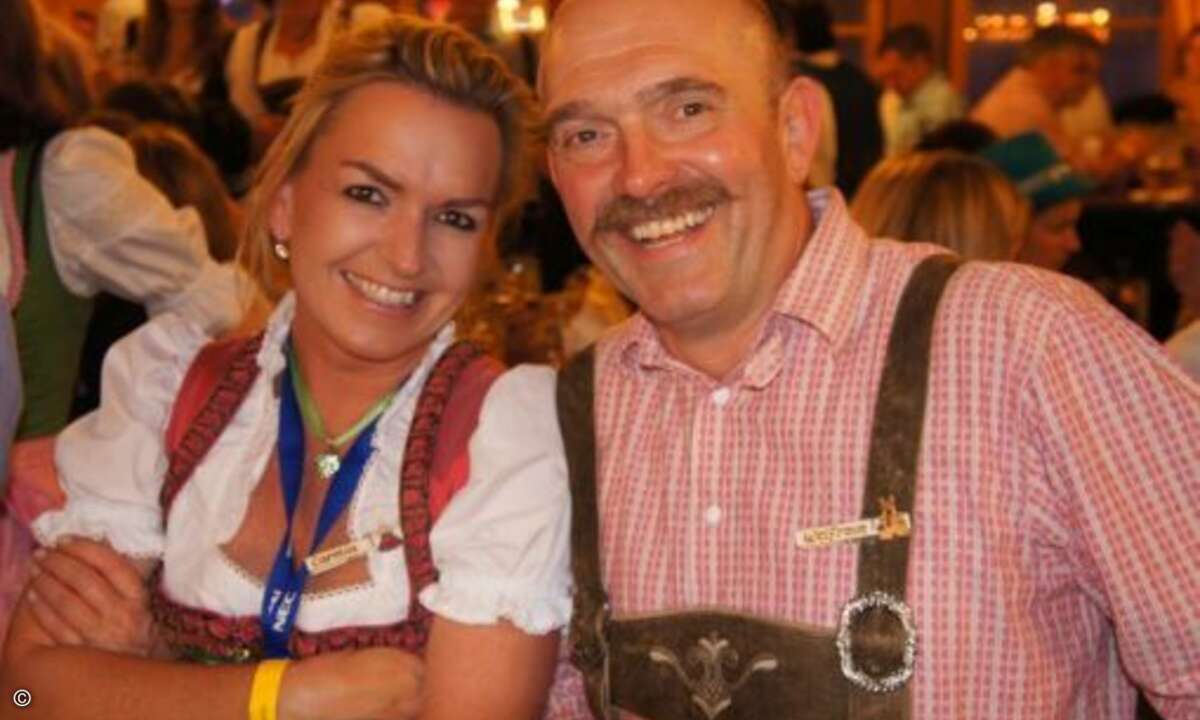 Farblich abgestimmt und gut drauf: Carolin Schlüter (CRN) mit Wolfram Last (NEC) (Foto: CRN)