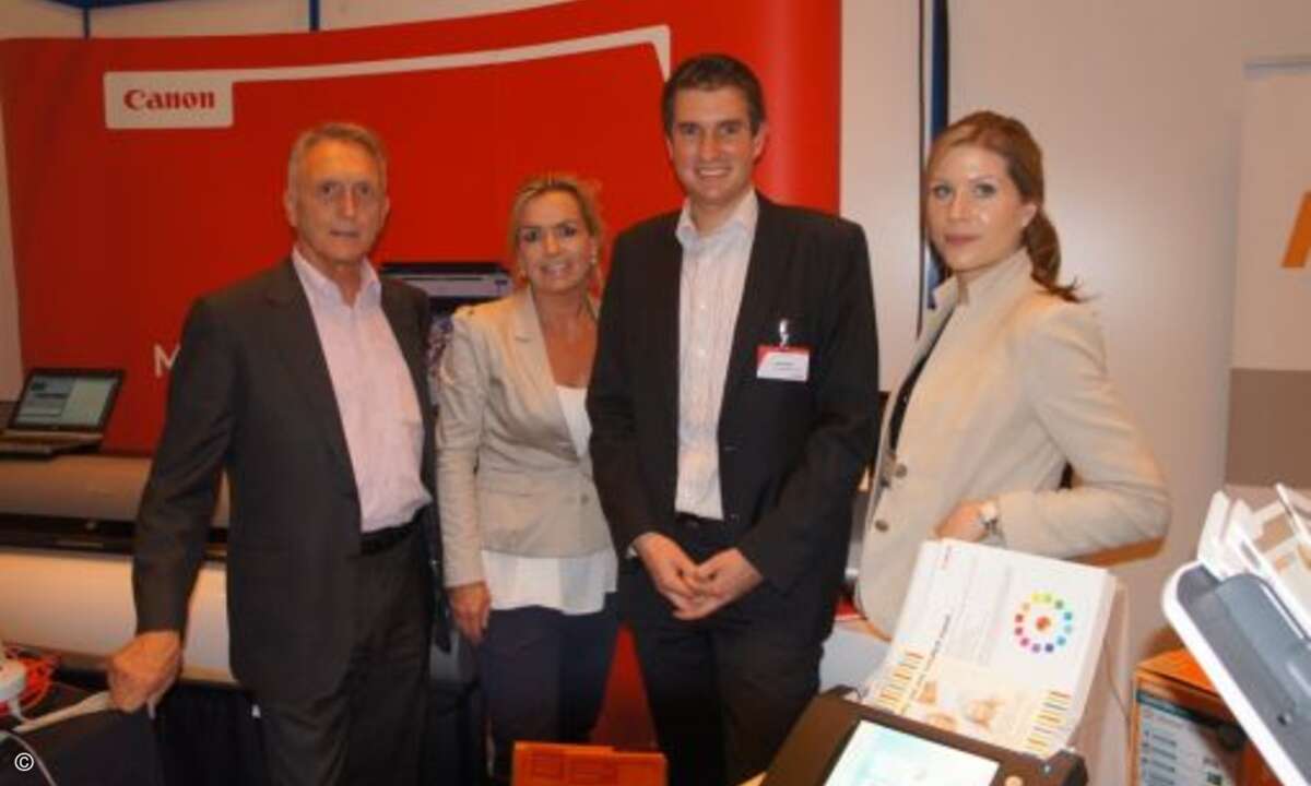 Gerhard Fehlbaum (seit 15 Jahren begeisterter CRN-Leser) von Canon mit Carolin Schlüter (CRN), Felix Wohlfahrt (Canon) und Sandra Huber (CRN) (Bild: CRN)