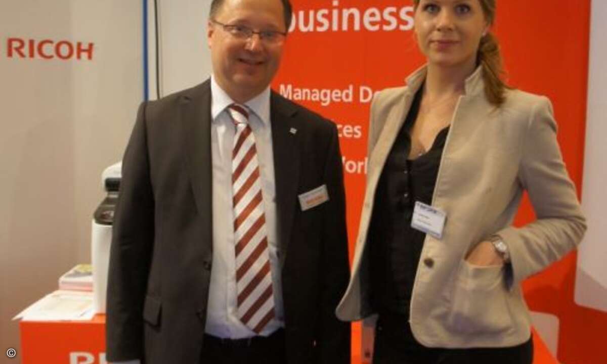 Ortwin Klingenberg von Ricoh mit Sandra Huber (CRN) (Bild: CRN)