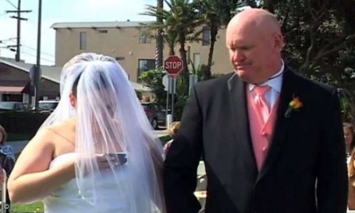 Manchmal muss vor dem alles entscheidenden Kuss allerdings zuerst noch eine Gardine in der Größe eines King-Size Bettlakens beiseite geschafft werden. (Foto: Screenshot awkwardfamilyphotos.com)