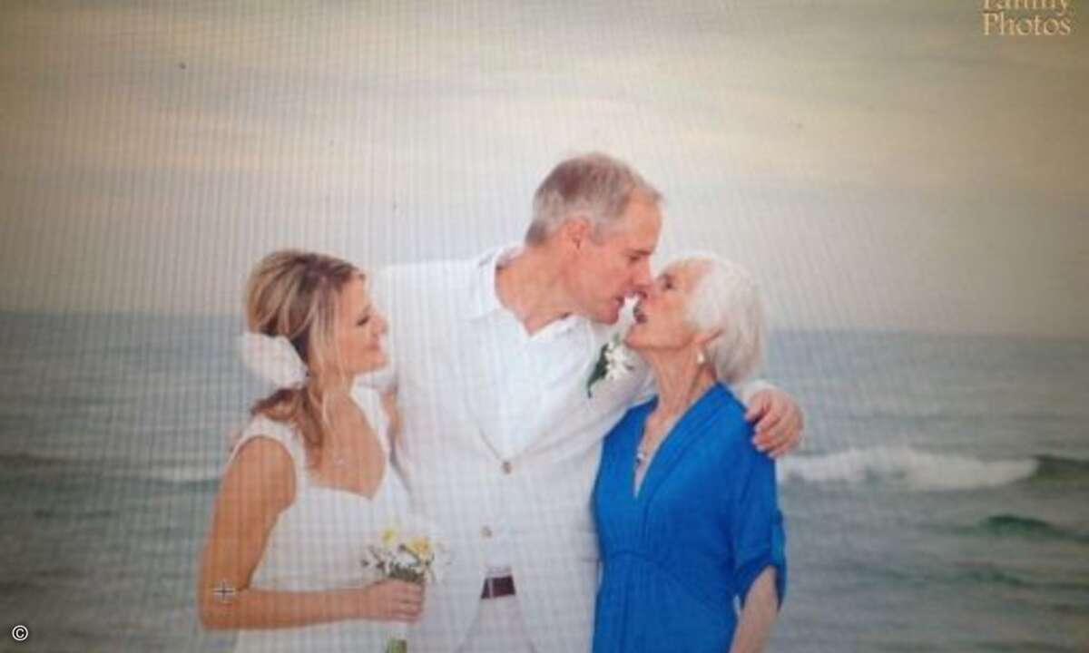 Dieser Herr begeht einen besonders eklatanten Fehler: Er küsst statt der Braut lieber seine Mutter. Dabei hassen Frauen nichts mehr, als mit der Mutter verglichen zu werden. (Foto: Screenshot awkwardfamilyphotos.com)