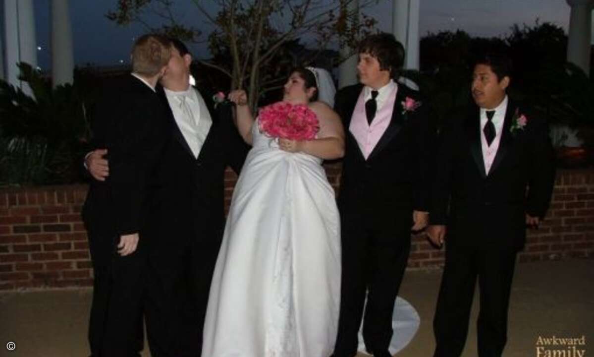 Auch hier vergreift sich der Bräutigam auf schlimmste Weise und entdeckt ausgerechnet am Hochzeitstag die innige Liebe zu seinem Trauzeugen. (Foto: Screenshot awkwardfamilyphotos.com)