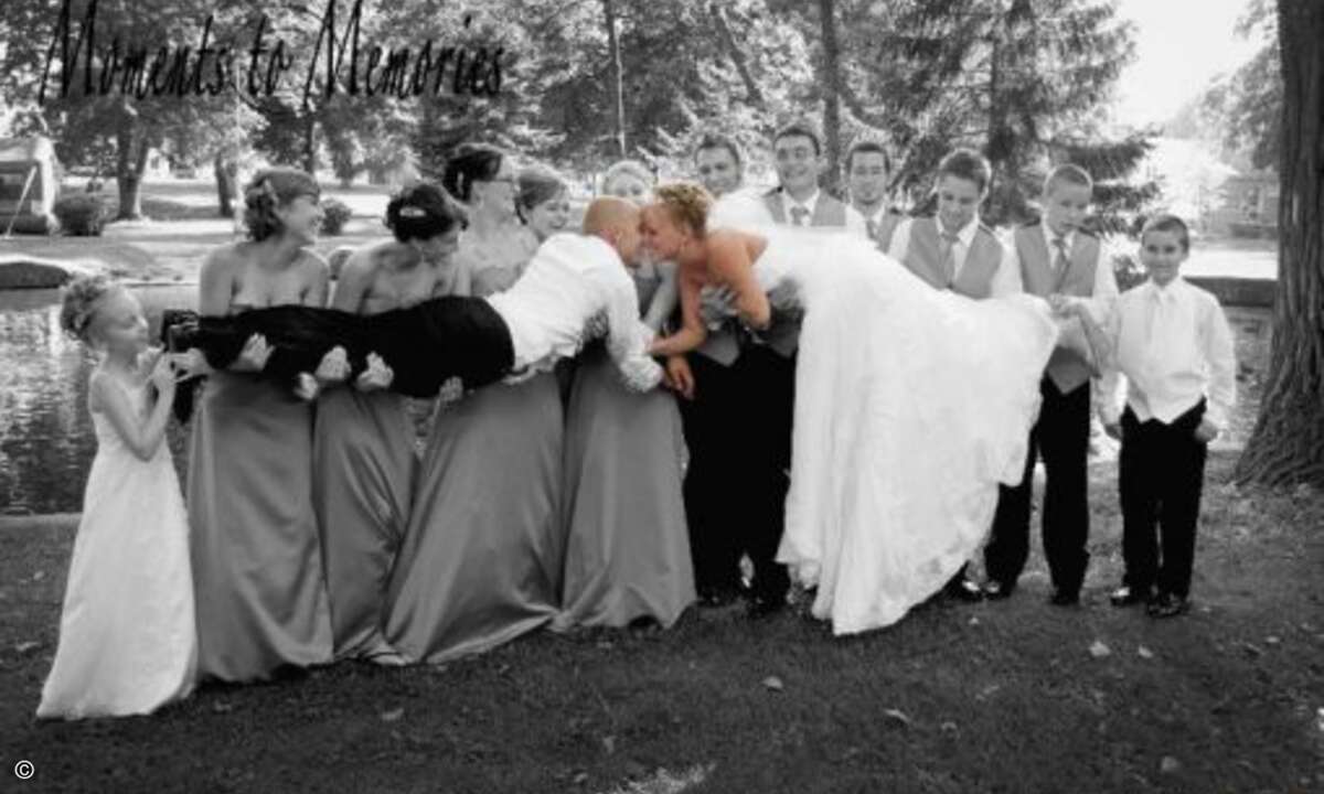 So schön und spannend kann ein Kuss sein, wenn man ihn nur richtig inszeniert. (Foto: Screenshot awkwardfamilyphotos.com)