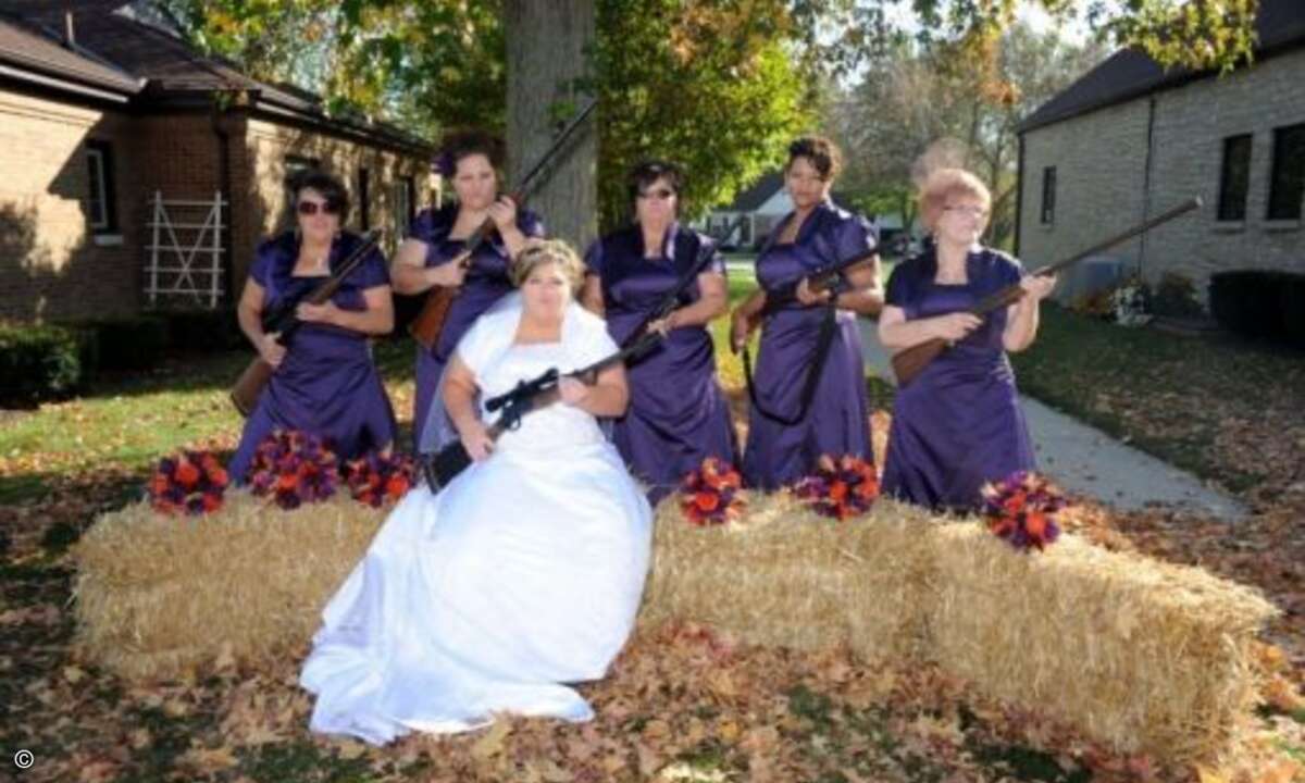 Im Falle dieser traditionell texanischen Hochzeit sind es weniger die Kleider der Damen, die einem durchschnittlichen mitteleuropäischen Mann das eiskalte Grauen über den Rücken jagen. Das Versprechen