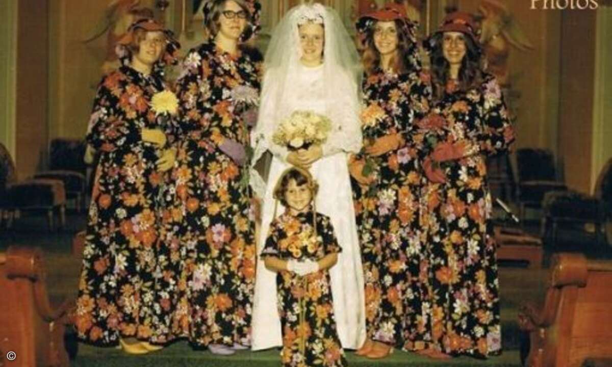 Die klare Anweisung an die Brautjungfern in der Hochzeitseinladung hatte geheissen: Lasst die Braut so gut aussehen wie möglich. Mission voll erfüllt. (Foto: Screenshot awkwardfamilyphotos.com)