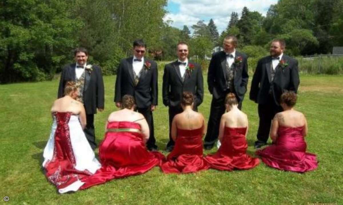 Auch hier gibt es allerdings ein gutes Beispiel, wie die Brautjungfern ihre einheitliche Bereitschaft alles für eine gute Ehe zu tun, besser demonstrieren können. (Foto: Screenshot awkwardfamilyphotos.com)