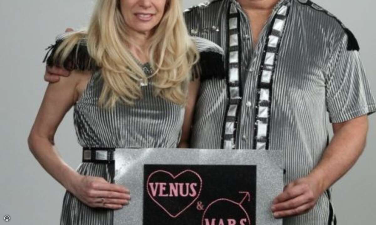 Doch auch die Paare selbst haben manchmal durchaus einen - sagen wir - eigenwilligen Stil. Schon auf den ersten Blick wird hier beispielsweise klar, dass dieses Brautpaar nicht von unserem Planeten stammen kann. Netter Weise halten sie dehsalb ein Sc