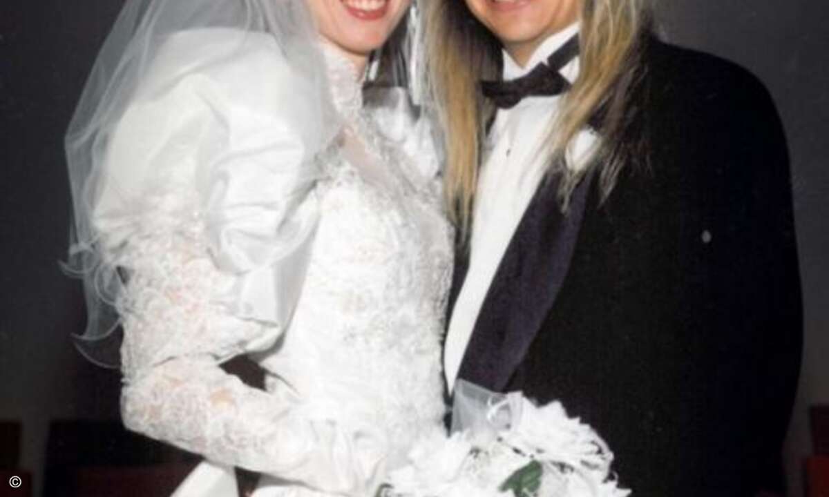 Dieser Bräutigam hatte es leider nicht mehr rechtzeitig zum Frisör geschafft - eigentlich wollte er sich für seinen großen Tag den Pony noch etwas kürzen lassen. (Foto: Screenshot awkwardfamilyphotos.com)