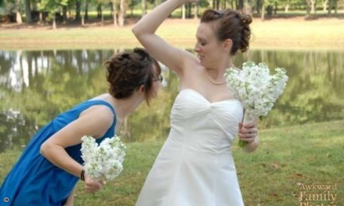 Wichtiges Ritual vor dem Gang zum Altar: Der Achselcheck. Schließlich will man nicht nur hübsch gekleidet sondern auch gut riechend in den Hafen der Ehe einlaufen. (Foto: Screenshot awkwardfamilyphotos.com)