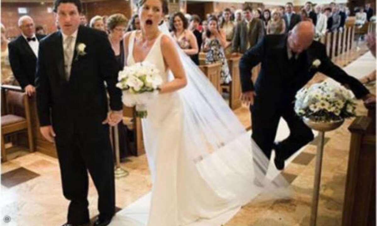 Manch ein liebender Vater läßt selbst unter Aufopferung seiner eigenen Seriosität nichts unversucht, um sein Kind noch in letzter Sekunde vor dem größten Fehler seines Lebens zu beahren. (Foto: Screenshot awkwardfamilyphotos.com)