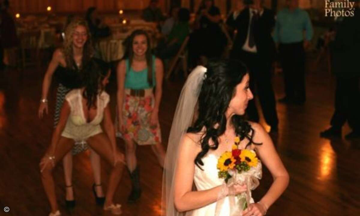 Sehr beliebt auf allen Hochzeiten: Der Wurf des Brautstraußes. Hier läßt eine Dame im Hintergrund nichts unversucht, um sich neben den Blumen auch gleich noch die Aufmerksamkeit der Single-Männer unter den Gästen zu sichern. (Foto: Screenshot awkward