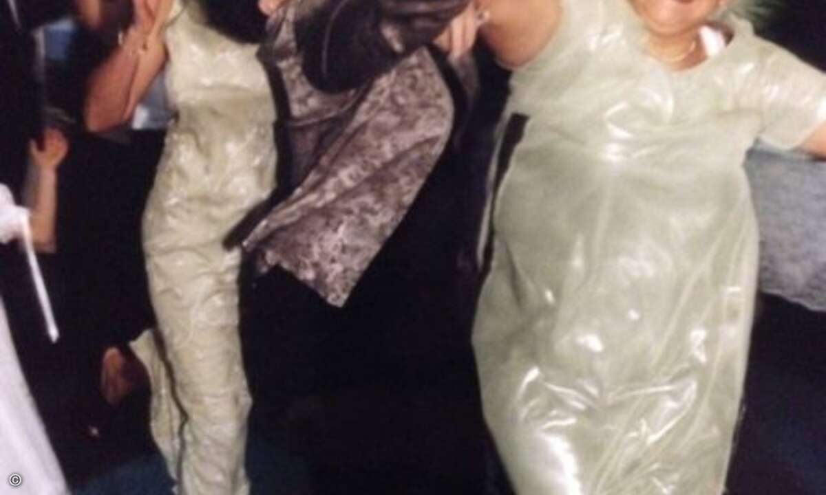 Während einige eben mit allen erlaubten und unerlaubten Mitteln um den begehrten Strauß kämpfen... (Foto: Screenshot awkwardfamilyphotos.com)