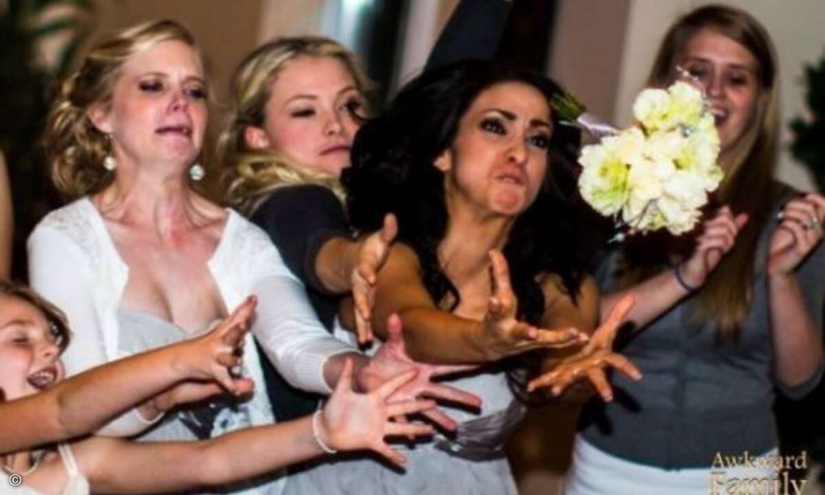 ... scheuen andere ihn wie der Teufel das Weihwasser. (Foto: Screenshot awkwardfamilyphotos.com)