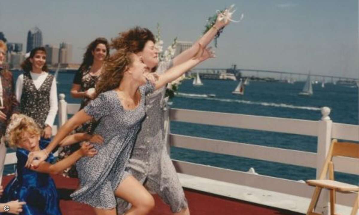 Diese lieben Schwestern und professionellen eisernen Jungfern reden seit dieser Szene auf der Hochzeit ihrer einzigen Freundin kein Wort mehr miteinander. Bis heute ist ungeklärt, wer hier wen am Trikot gezupft hat. (Foto: Screenshot awkwardfamilypho