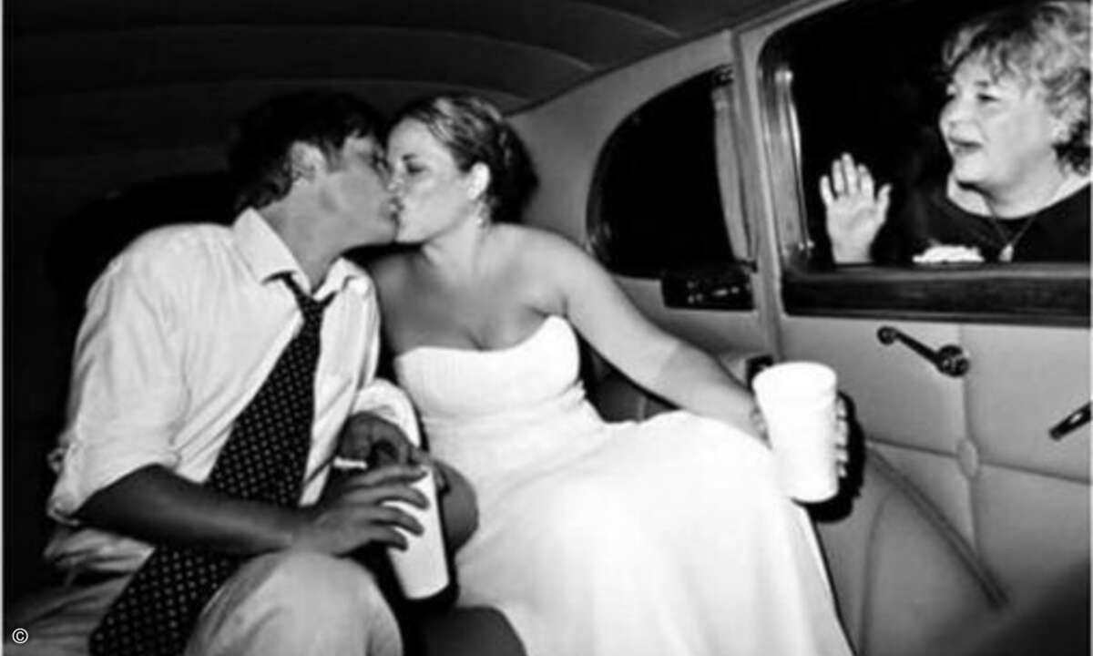 Manche Paare haben nicht zu Unrecht das Gefühl, dass sie ihre Eltern auch nach der Hochzeit noch immer keine Sekunde aus den augen lassen. (Foto: Screenshot awkwardfamilyphotos.com)