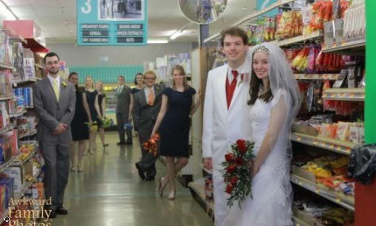 Manche Paare brauchen Jahre, bis sie endlich eine Location für ihre Hochzeit finden, die ausgefallen genug ist und dennoch alle Annehmlichkeiten bietet, die sie sich wünschen. Alex und Christoph haben dieses Problem genauso pragmatisch wie unkonventi
