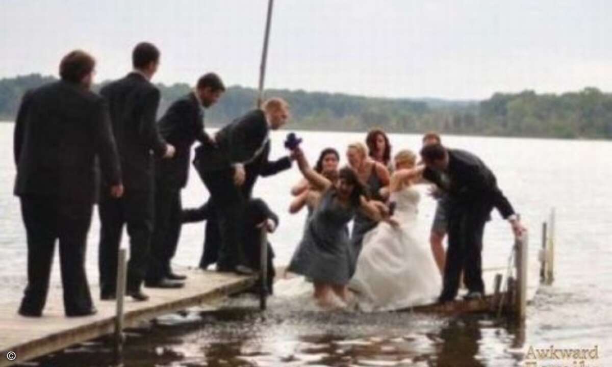 In diesem Sinne: Möge die Ehe Euch allen eine stabile Brücke für Euer gemeinsames Leben sein... (Foto: Screenshot awkwardfamilyphotos.com)