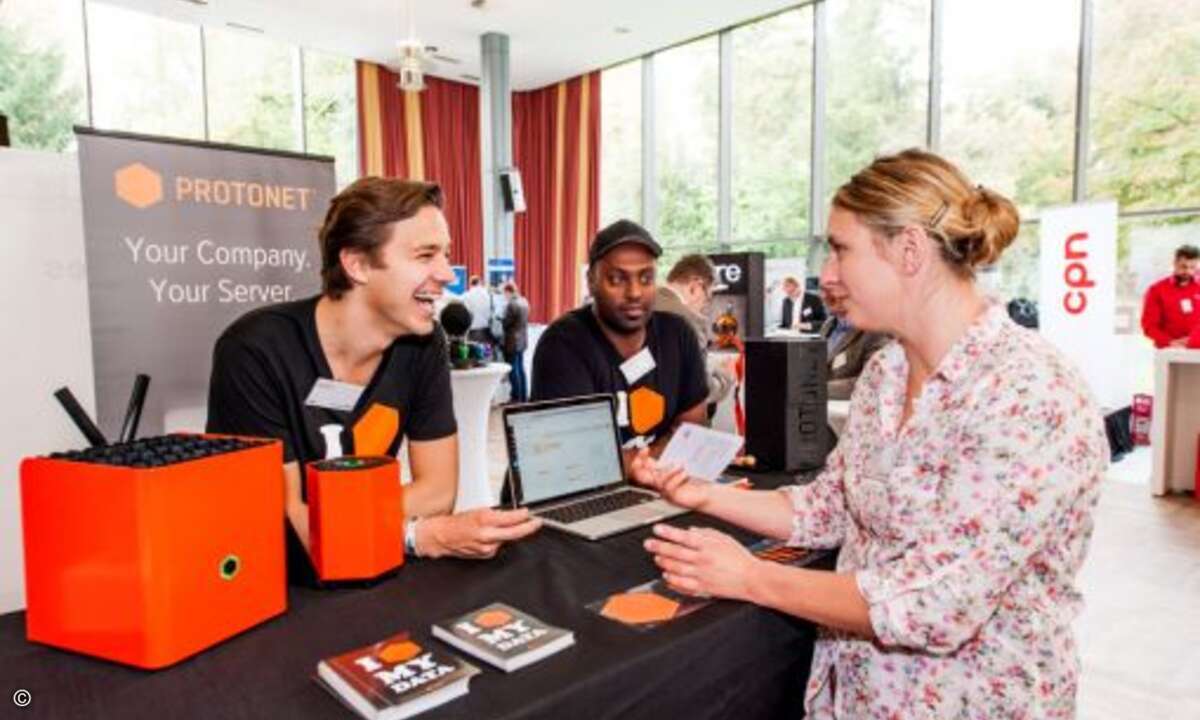 Einer der 35 Aussteller war das Hamburger Startup Protonet. Hier im Gespräch: Felix Heinricy und Saudi Wolde-Mikael (beide Protonet) mit Claudia Schrader (Comspot) (Bild: CPN)