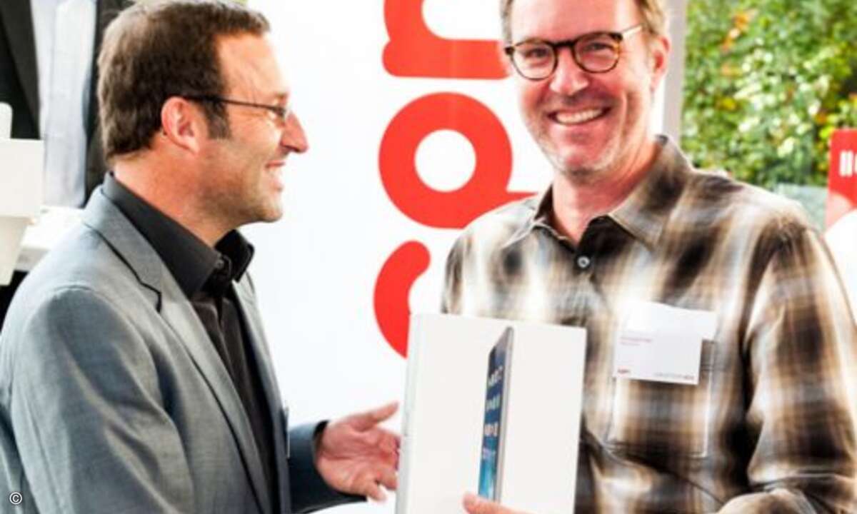 CPN Partnerbetreuer Torsten Nowak überreicht Christoph Fries (MacConsult) seinen Gewinn: Ein iPad Air, gesponsert von Ingram Micro (Bild: CPN)