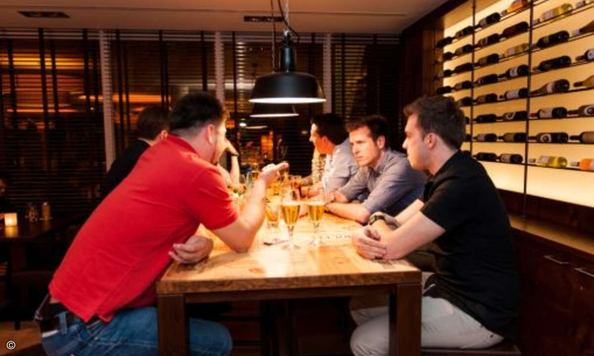Gemütliches Netzwerken am Abend nach der iGNITION. Ins Gespräch vertieft (v.l.n.r.): Amaya L. V. Straeten (elgato), Philipp Waloßek (LG) und James Schultz (elgato) (Bild: CPN)