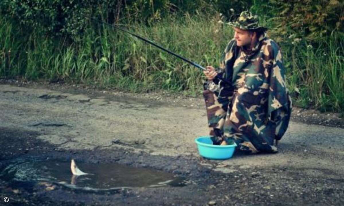 Auch Angler machen an litauischen Schlaglöchern fette Beute (Foto: Bored Panda)