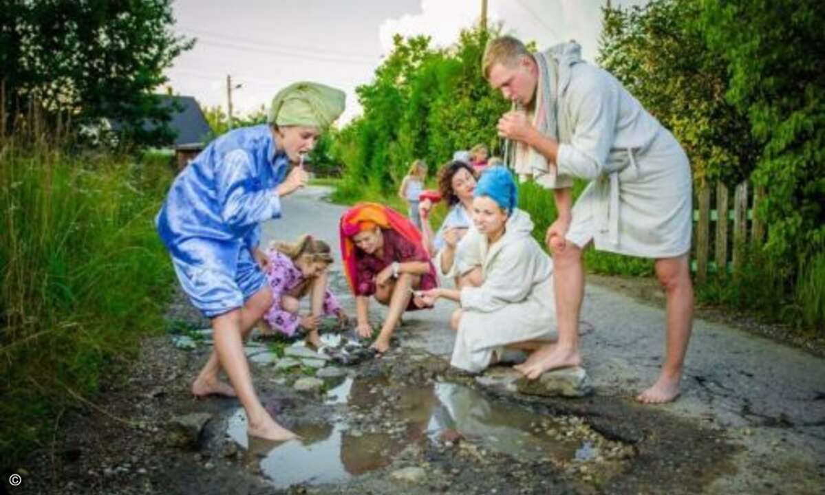 Wem das Bad daheim zu klein ist: Am Schlagloch ist noch reichlich Platz (Foto: Bored Panda)