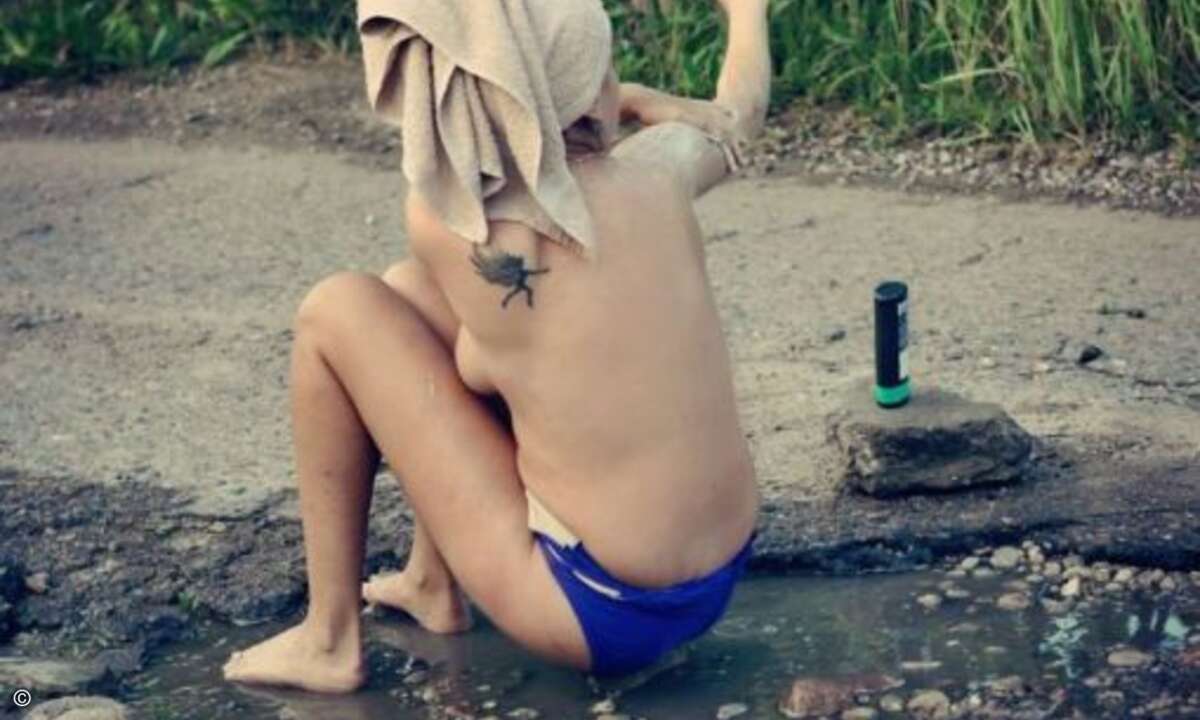 Dieses Schlagloch ist fast so bequem wie die eigene Badewanne (Foto: Bored Panda)