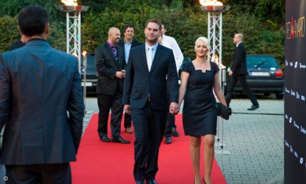 Die Gäste wanderten stilecht über den roten Teppich zur Gala (Bild: Einsamobile)