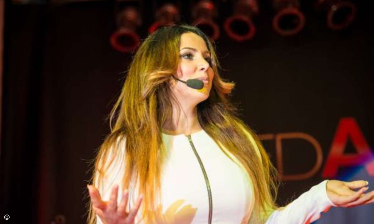 Comedienne Enissa Amani unterhielt die Gala-Gäste (Bild: Einsamobile)