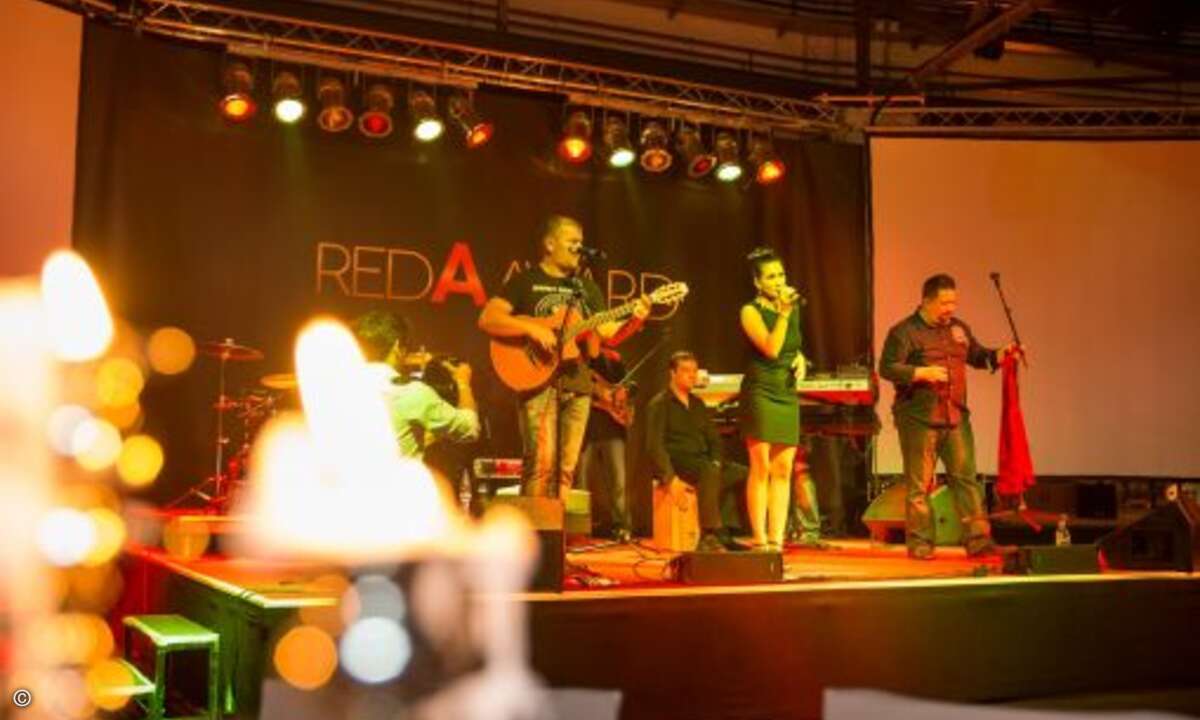 Die Liveband »Spanish Music Mafia« sowie bekannte DJs sorgten abends für Stimmung (Bild: Einsamobile)