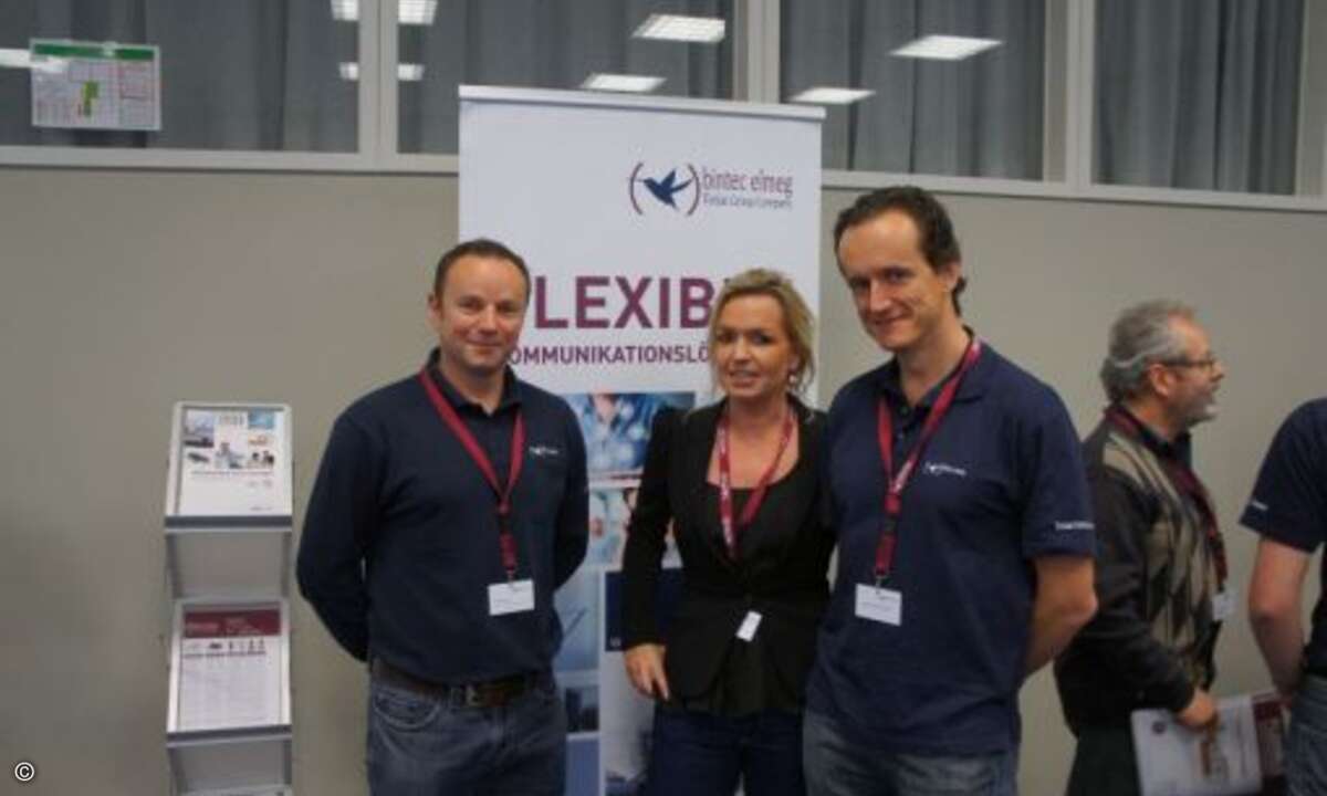 Carolin Schlüter (CRN) mit Dirk Treue,Director Marketing Communications bei Bintec Elmeg (links) und dem Geschäftsführer Agustin Muñoz-Grandes (Foto: CRN)