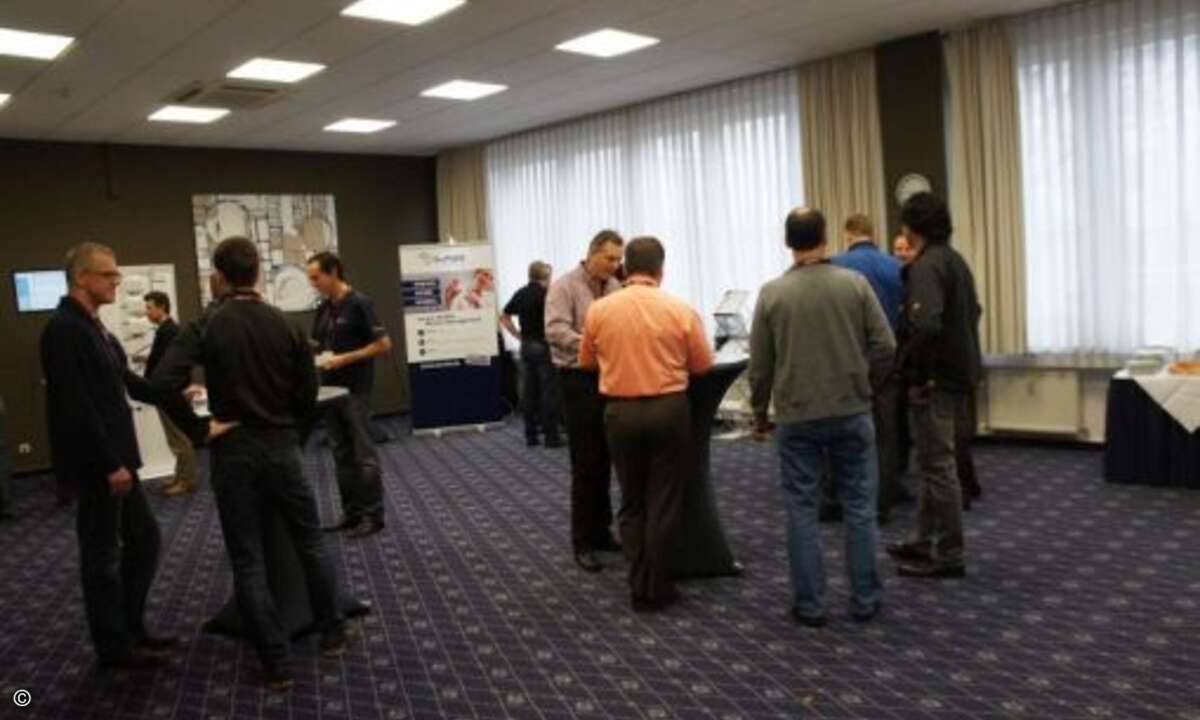 Die Teilnehmer der Roadshow sammeln sich (Foto: CRN)
