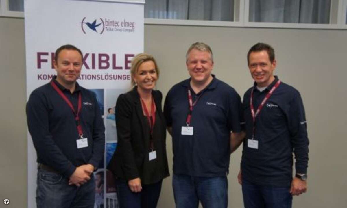 Carolin Schlüter (CRN), eingerahmt von Dirk Treue (links), Bernd Büttner und Jochen Bräunlein (alle Bintec Elmeg) (Foto: CRN)