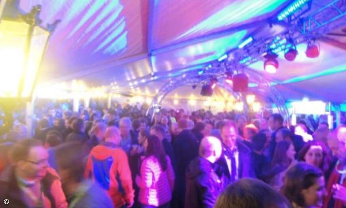 Danach feierten die Also-Gäste wieder im großen Biergarten Christ (Bild: CRN)