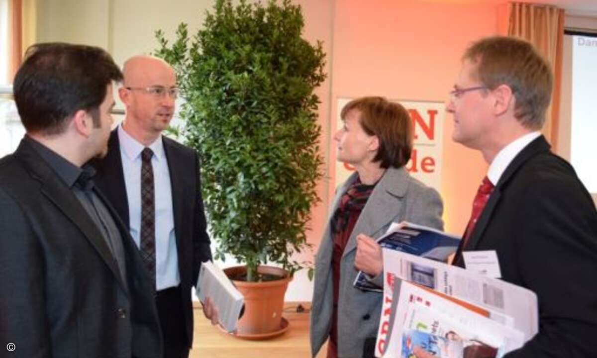 Referent Matthias Spörrle im Gespräch mit Matthäus Hose, Inka und Jens Rodewyk (Systemhaus Anders & Rodewyk) (Foto: CRN)