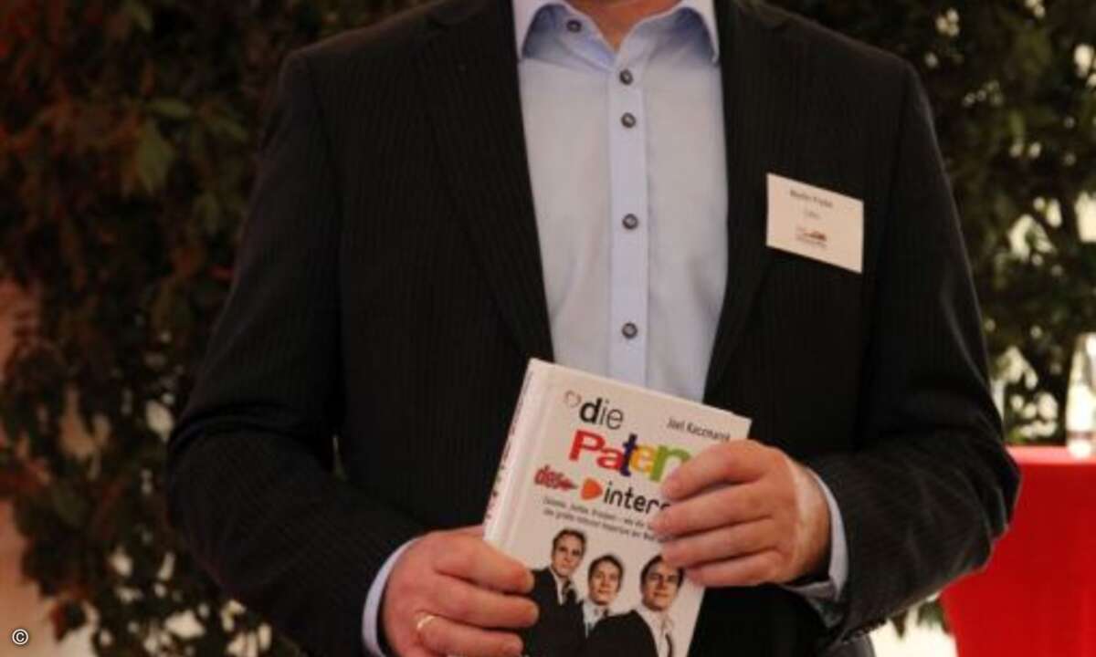 CRN-Chefredakteur Martin Fryba kündigt den Journalisten und Buchautor Joel Kaczmarek an (Foto: A. Juranits)