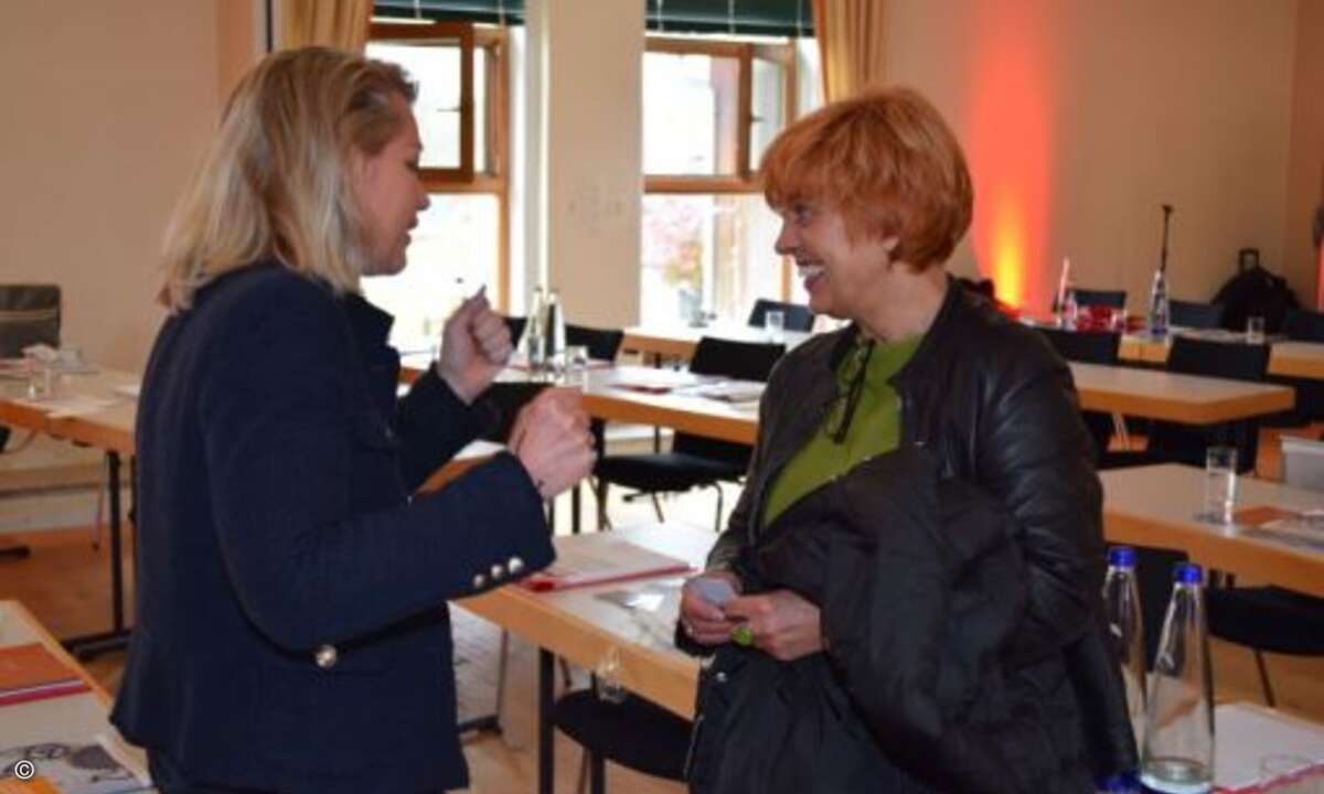 CRN-Chefreporterin Michaela Wurm diskutiert mit Eleonore Körner (HP) die Vorträge (Foto: CRN)
